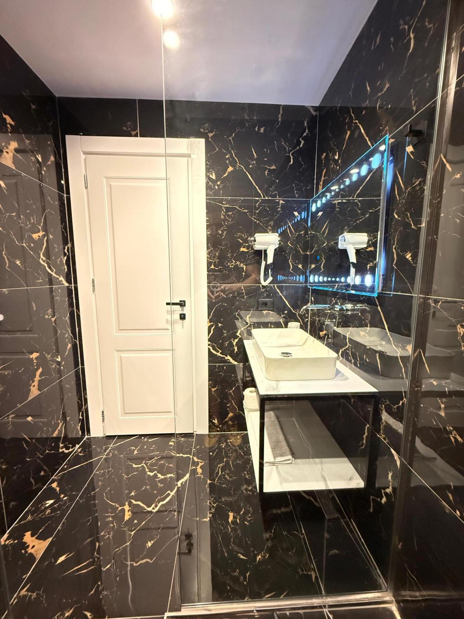 The Queen'S Lion Premium Hotel Sarandë Eksteriør billede